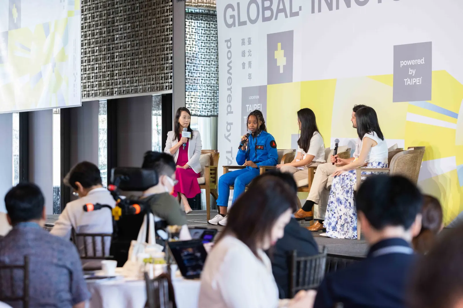 2025 Global InnoYouth Summit 論壇，各國青年代表在台上對談