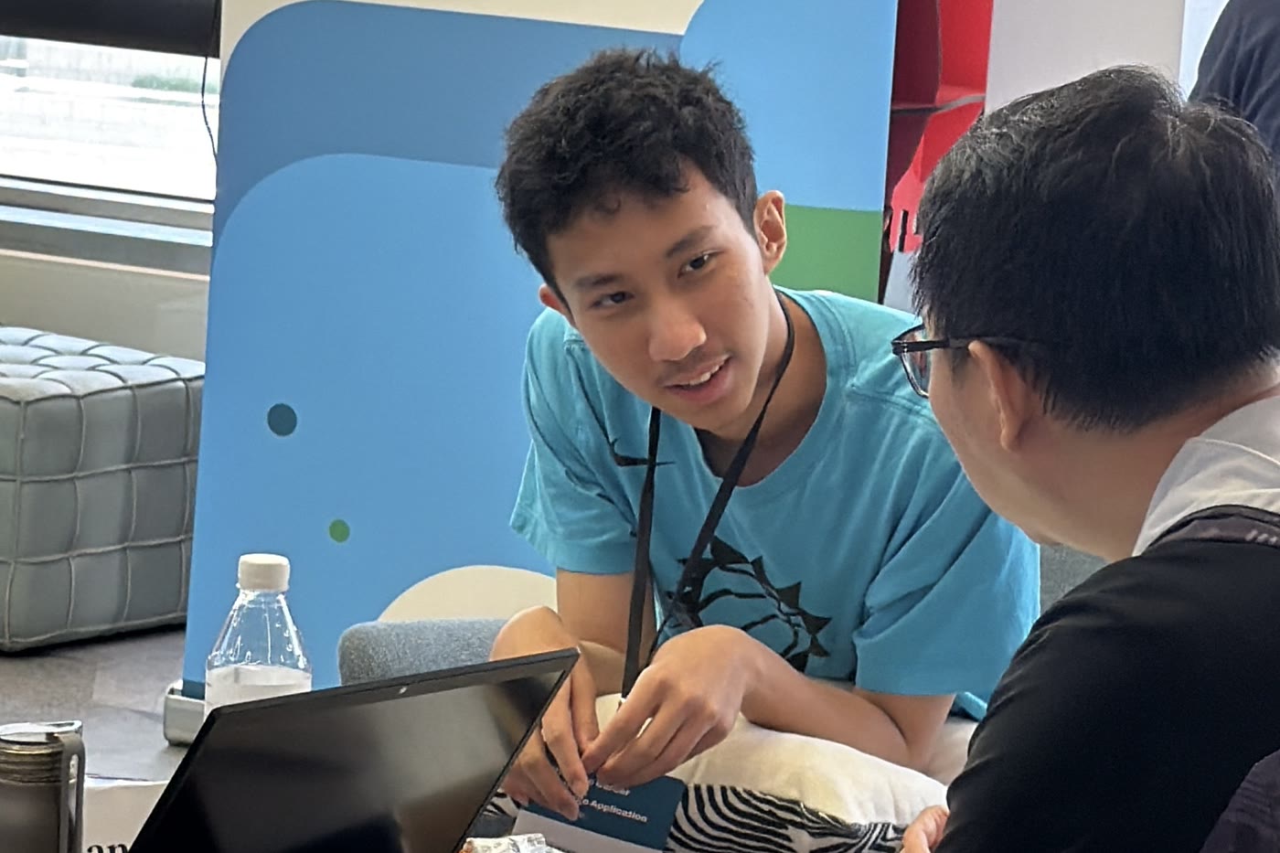 學生與家長在課堂上一起討論