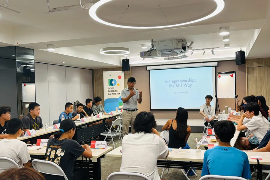 Erdin 老師在 Dots Global Academy 帶中學生上課