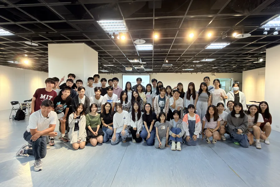 Erdin 老師與青年國際影響力實驗室學員合影